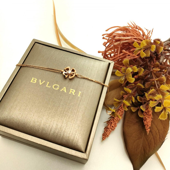 4枚の花びらを持つ花のデザインBVLGARI ジュエリー フィオレヴァー♡