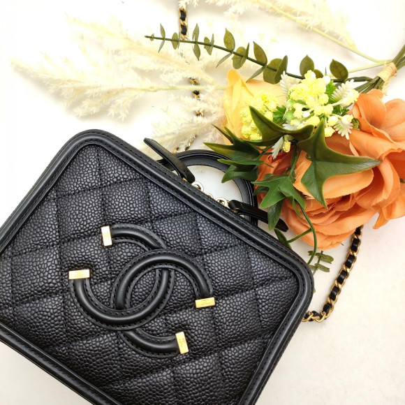 定番かつ人気の素材であるキャビアスキンを使用したCHANELのフィリグリーチェーンバッグ