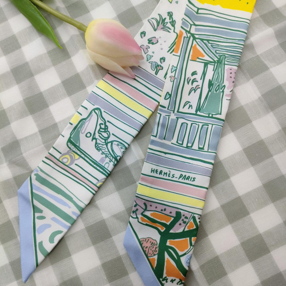 芸術的なデザインで人気のエルメスのスカーフ♡トゥイリー