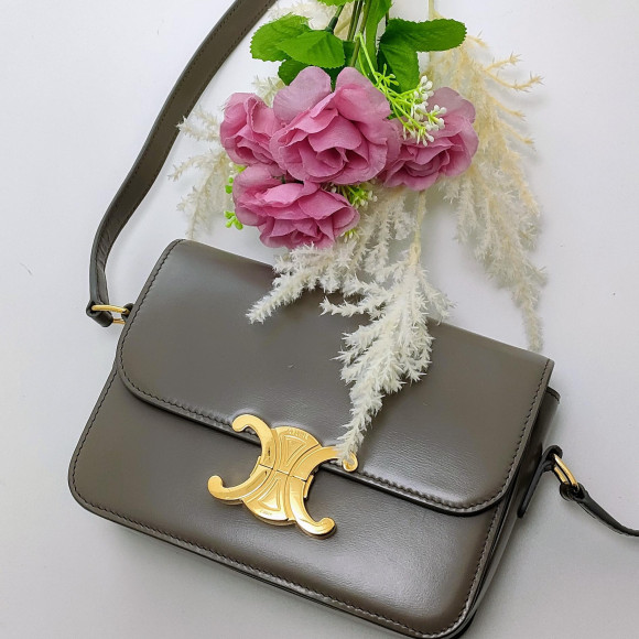 今買って一生使う20代女性のための名品CELINEのバッグトリオンフ