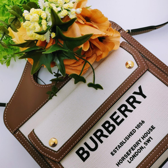 クラシカルな昔のバーバリーを踏襲 バーバリー ミニポケット バッグ 