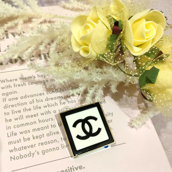 シンプルで華奢なCHANELのブローチ♡