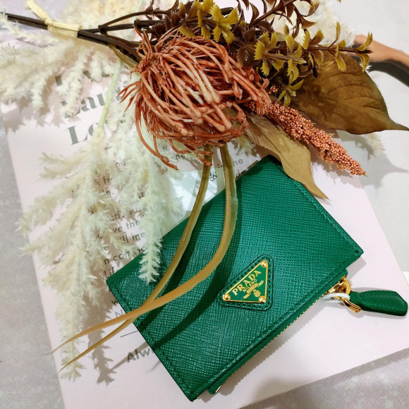 グリーンカラーが上品でかわいいPRADAのカードケース