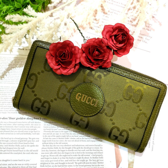 大人の魅力を感じるGUCCIオフザグリッドジップアラウンドウォレット