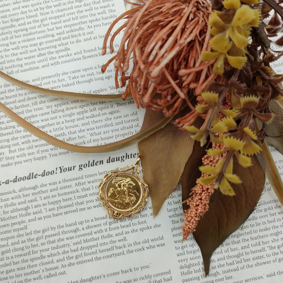 大人女性の魅力を際立たせてくれる18金コイントップ