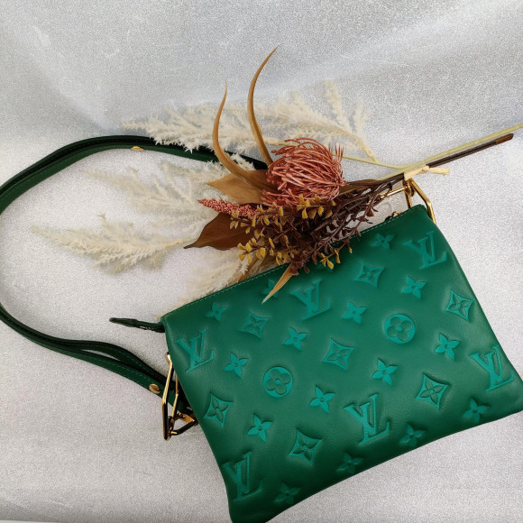 春夏のカジュアルコーデをリッチに導く、鮮やか発色のモノグラム