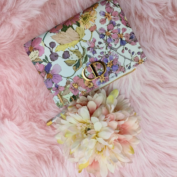 女性らしく夏らしい花々と植物を牧歌的に描いたDior折りたたみウォレット