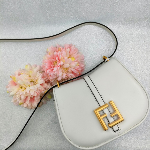 丁度良いサイズ感でFFロゴがアクセントに！FENDI カモンスモール