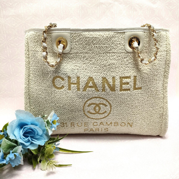 ラフなファッションからエレガントなファッションまで！CHANEL「ドーヴィル チェーンショルダー」