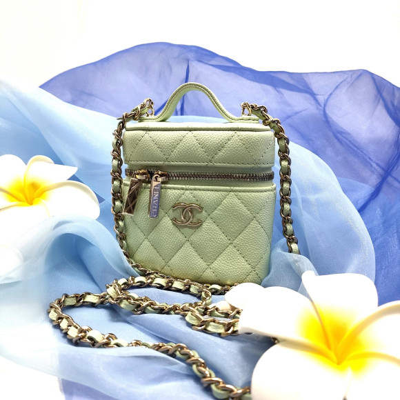 見た目以上の収納力！CHANEL スモールバニティチェーンショルダー