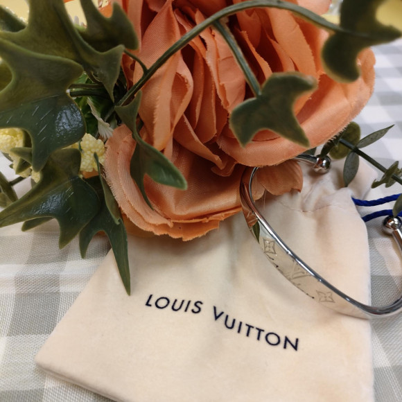 夏のコーデ 手首にアクセントを！ LOUIS VUITTON ジョンク・モノグラム