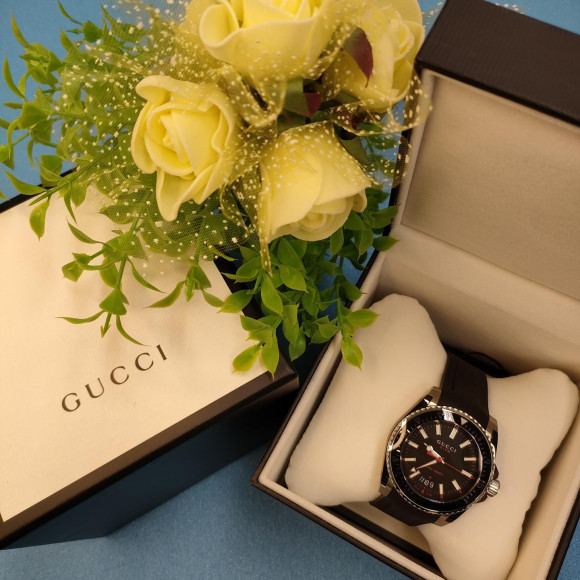 魅力あふれる腕時計 GUCCI 「ダイヴ」