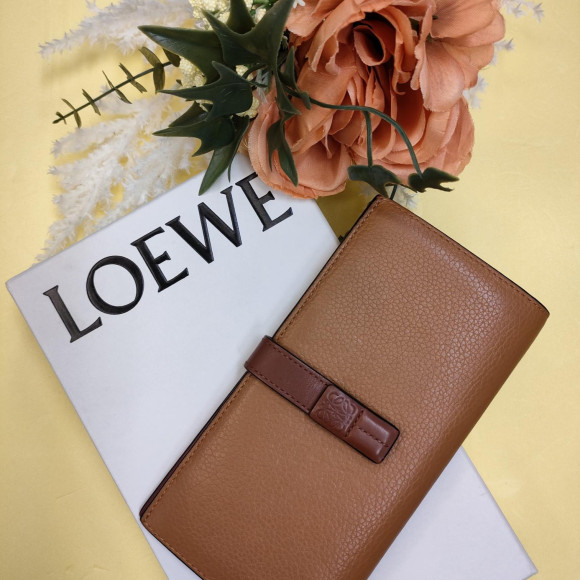 大人女性に人気のロエベのバーティカルウォレットを楽しもう♪