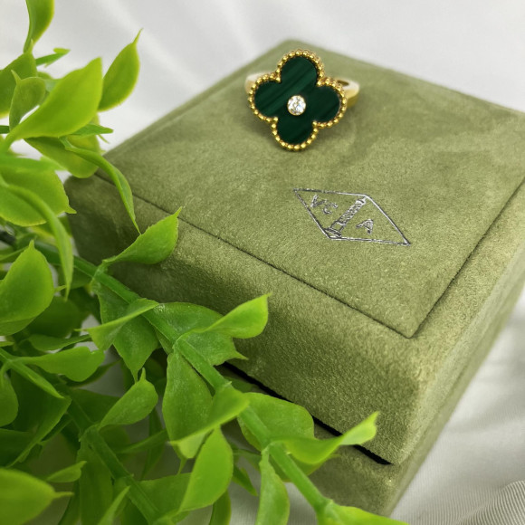 เวทีมวย Van Cleef & Arpels ที่เหมือนกับความรักที่ทำสัญลักษณ์ของความสุขพันธุ์ไม้เตี้ยชนิดหนึ่ง ใช้เป็นอาหารของม้าและวัวควาย ใบมีสามแฉกของ four leaves ได้ความคิด