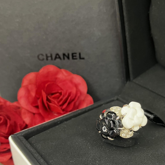 愛の象徴「カメリア」はココマークとならぶシャネルのアイコン