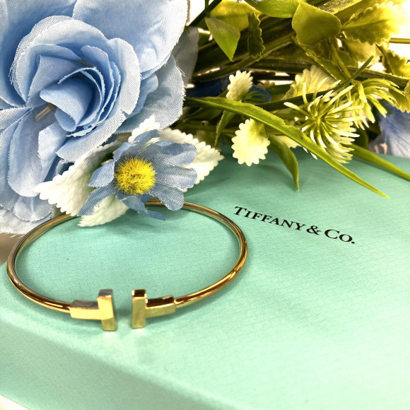 女性の永遠の憧れ　Tiffany & Co　Tワイヤ―ブレスレット