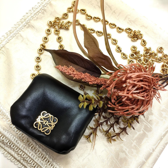 พะฟะโกยะบะคุของ LOEWE ที่เห็นที่เครื่องแต่งกายแบบลำลองอย่างสง่างามด้วย