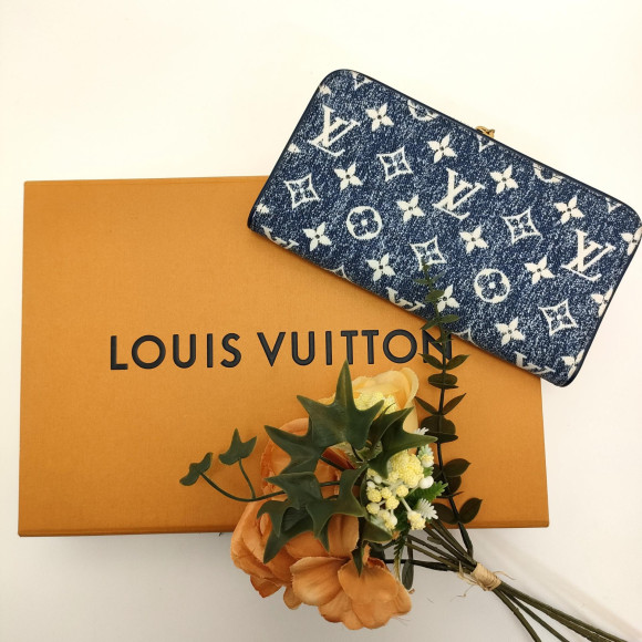 The Louis Vuitton Gippy Wallet is easy to use for men and women.