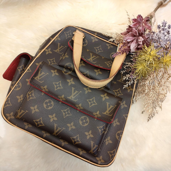 직사각형 실루엣이 인상된 Louis Vuitton 엑상트리 시테　