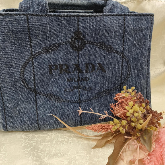 연령층이나 스타일을 불문하고 폭넓은 층의 사람들이 사랑받고 있는 PRADA 미니카나파