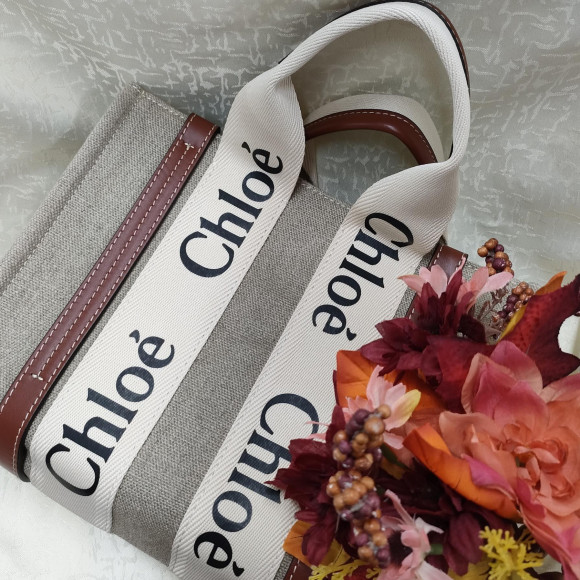 Chloe WOODY small tote bag that makes it easy to find a style that suits you.