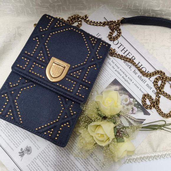 カジュアルコーデにも合いやすいDIORのスタッズ ディオラマ チェーンショルダー