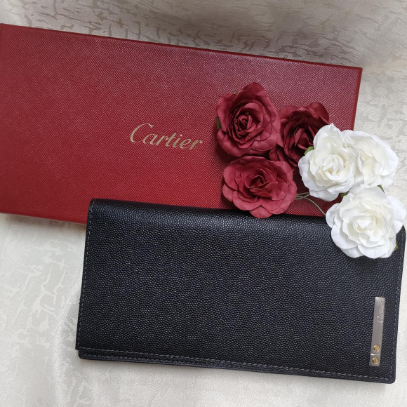 男性らしさのなかにも優雅さを感じさせてくれるCartier サントス長財布