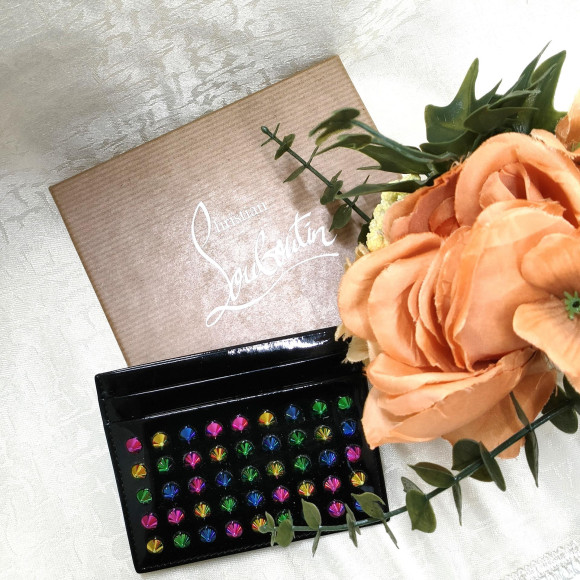 派手でトゲトゲがインパクトなChristian Louboutinカードケース