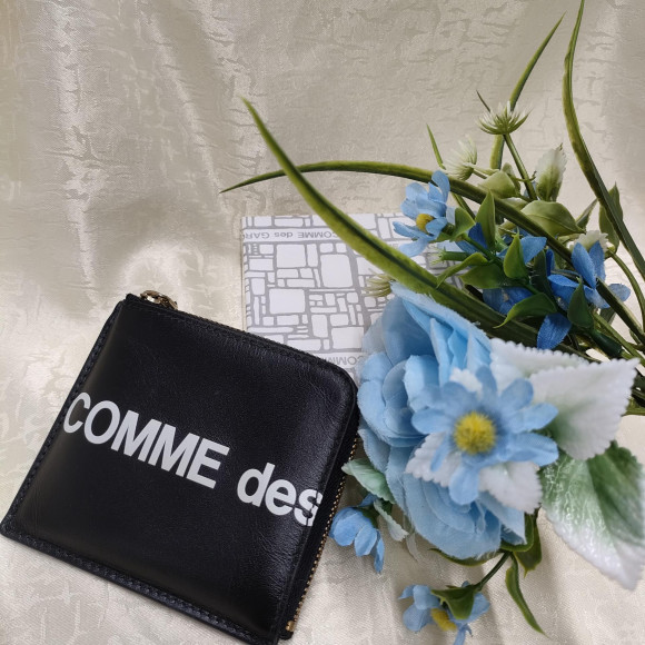 独創的なデザインや、日常に馴染む色使いが魅力なCOMME des GARÇONS