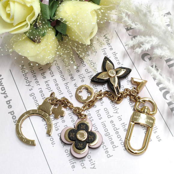 シンプルなバッグに付けると一気に華やかになるLouis Vuittonビジュｰサックシェンヌ・ブルー