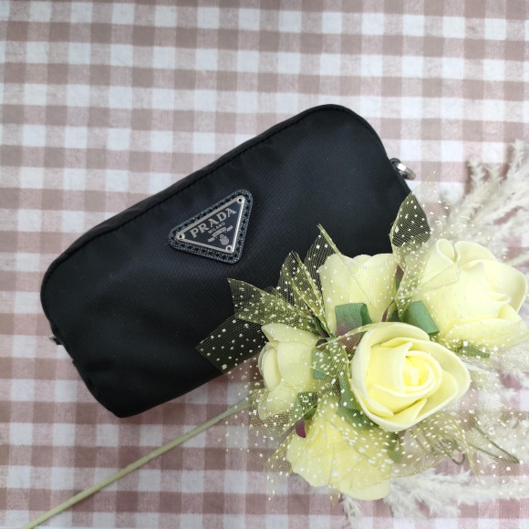 気分が上がるお気に入りの赤いリップやコスメ収納できるPRADA 化粧ポーチ