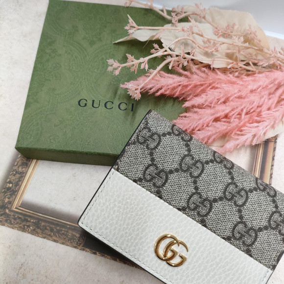 コンパクトながら優れた収納力があるGUCCI  GGマーモント折財布