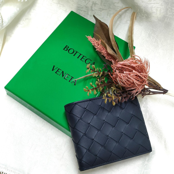 落ち着いた色が大人ぴったりなBOTTEGAイントレチャート二つ折り財布