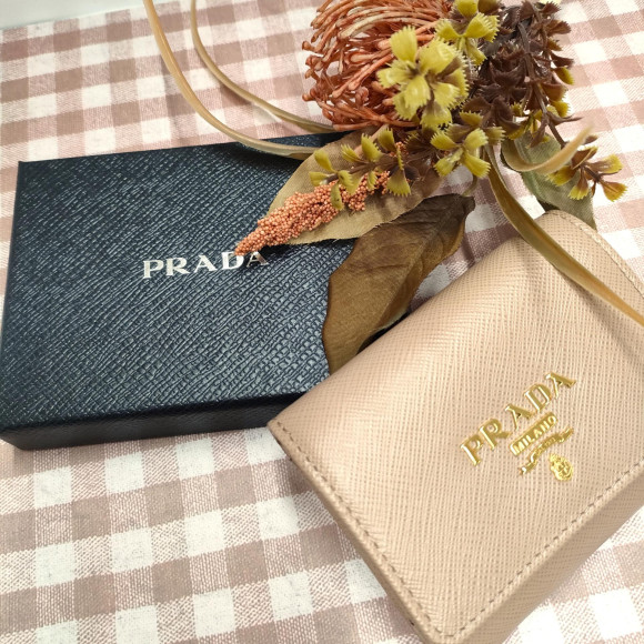 上品で、コンパクトに収納しやすいPRADAサフィアーノ 二つ折り財布
