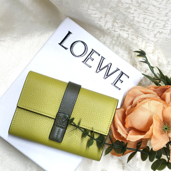 さりげないアナグラムの入ったベルトが上品なLOEWE パーティカルウォレットスモール