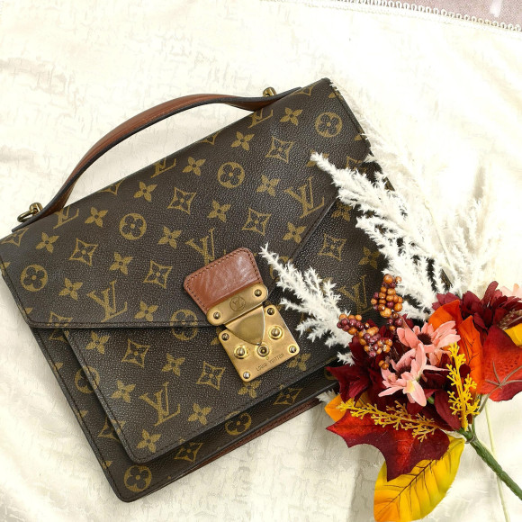 日常使いにも通勤通学にも使い勝手がよく、優秀なバッグLouis Vuitton　モンソー