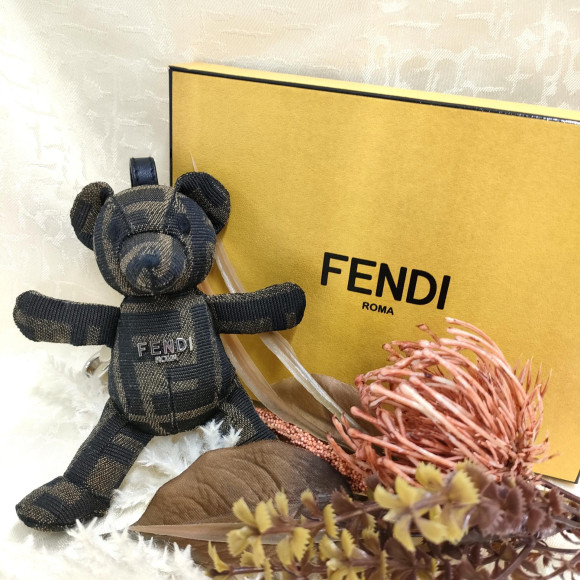 メンズの新作として発表された、FENDIの愛らしさ溢れるテディベア型キーホルダー