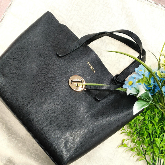 FURLA bags that are overwhelmingly supported by women in their 20s