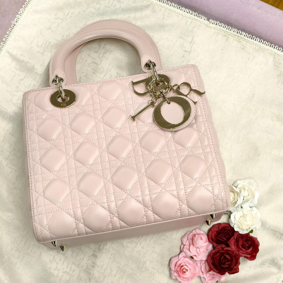 フェミニンで愛らしい雰囲気のDIOR カナージュバッグ