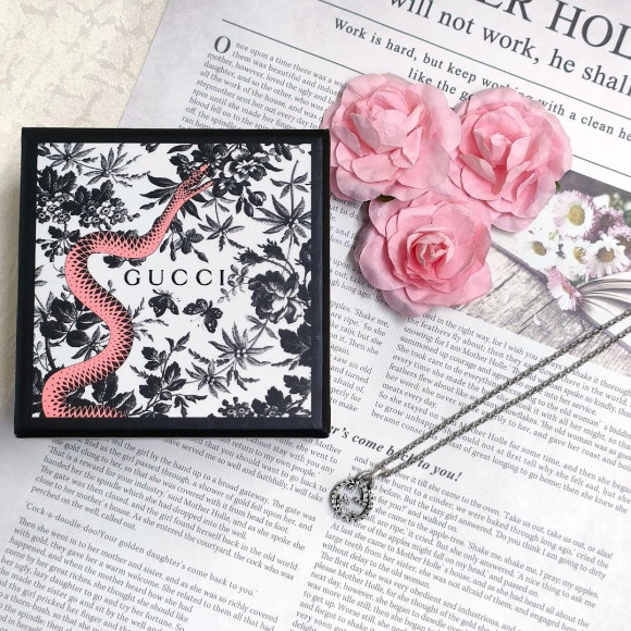 世界中のファンを魅了し続けるGUCCI インターロッキングGネックレス