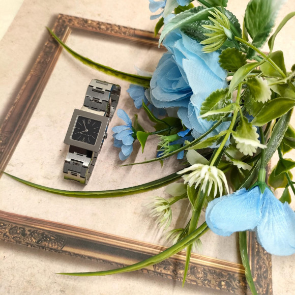 นาฬิกาคุอะโดะระโดะที่มีเสน่ห์เส้นตรงสวยของ BVLGARI และรูปทรงสี่เหลี่ยมจตุรัสที่เป็นรูปทรง