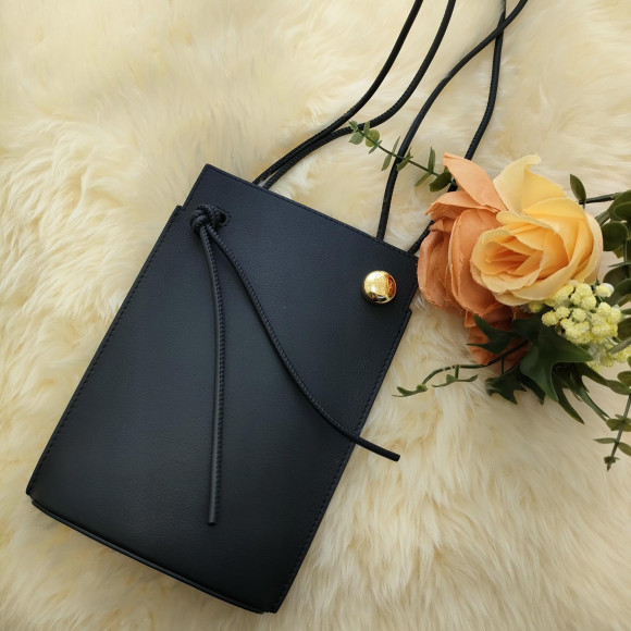 シンプルながらもエレガントなデザインが特徴のLOEWE ペダルダイスポケット