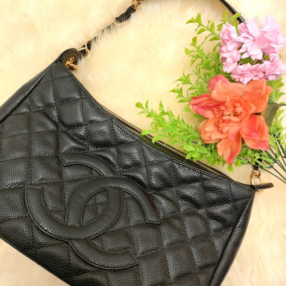 기품 넘치는, 품위 있고 우아한 CHANEL 체인 세미 숄더백