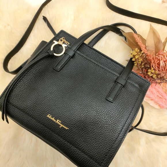 세련된 오라를 쏘다!캐리어 여성에 어울리는 Salvatore Ferragamo 2WAY 가방