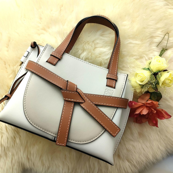 멋진 LOEWE 게이트 톱 핸들 가방