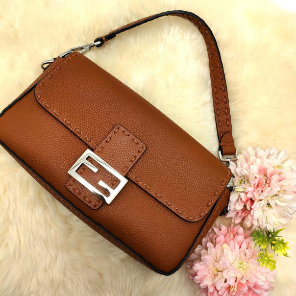 気品溢れる上質な素材感も魅力的なFENDI 「セレリアバケット」