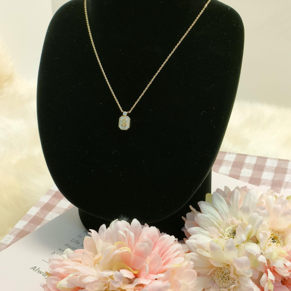  HARRY WINSTO 궁극의 다이아몬드에 설렘이 매력적인 HW 로고 목걸이