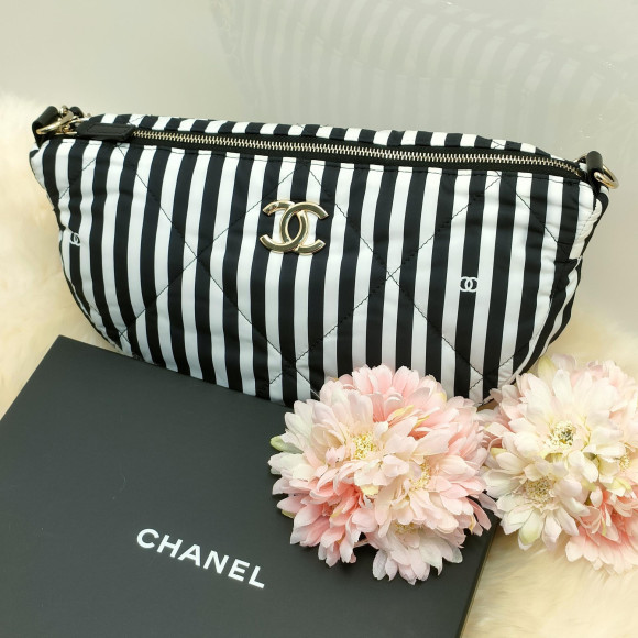 この夏はCHANELのココビーチラージホーボーバッグで決まり