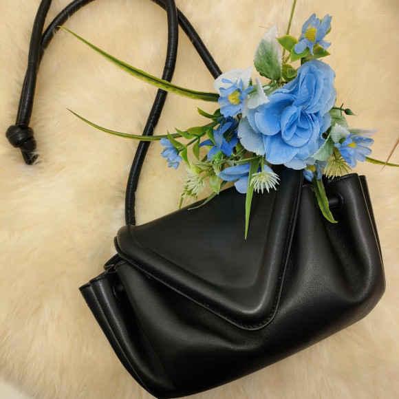 飾らない美しさと気品さがあるBOTTEGA VENETA ミディアム ショルダーバッグ