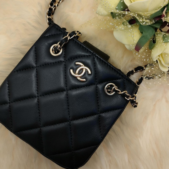 กระเป๋าสะพายโซ่ของ CHANEL ที่มีความสวยงามทั่วไปที่ถูกรักมากกว่ายุคสมัยเล็กๆ